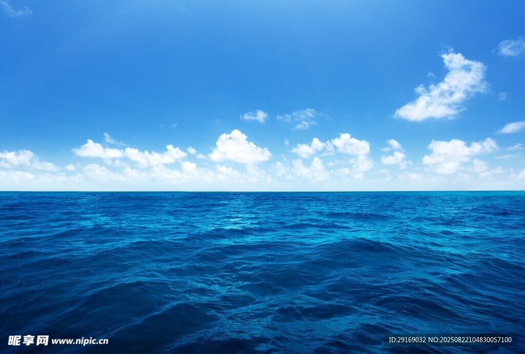 广阔蔚蓝海洋与晴朗天空