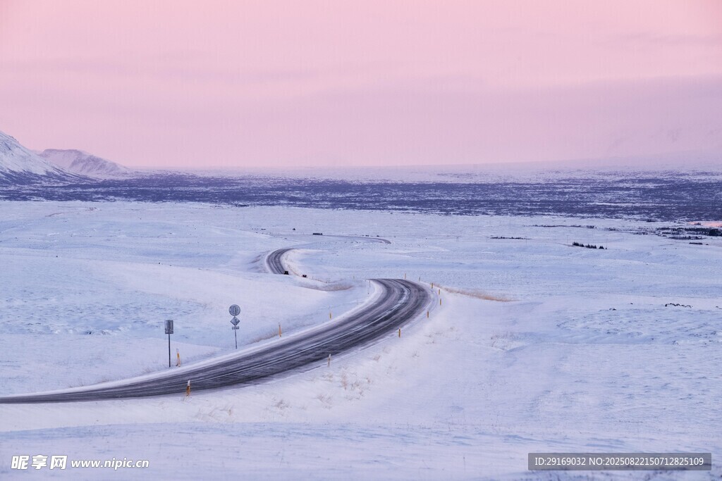 雪地蜿蜒公路美景