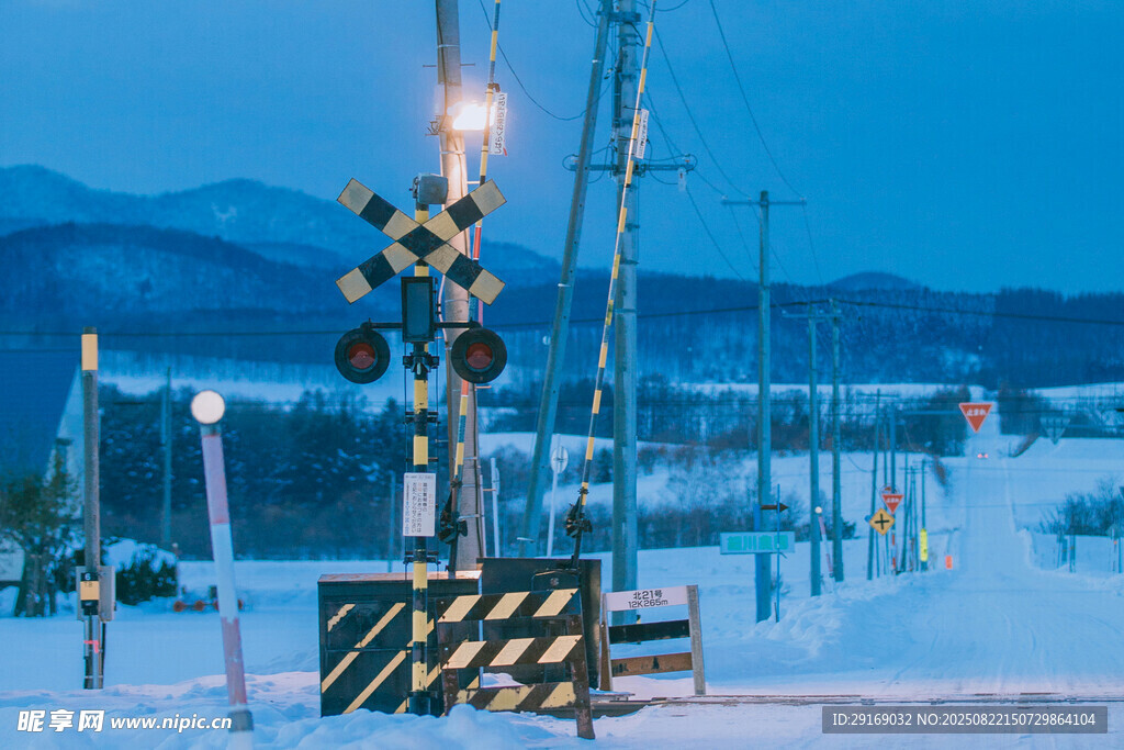 雪夜铁路道口信号灯
