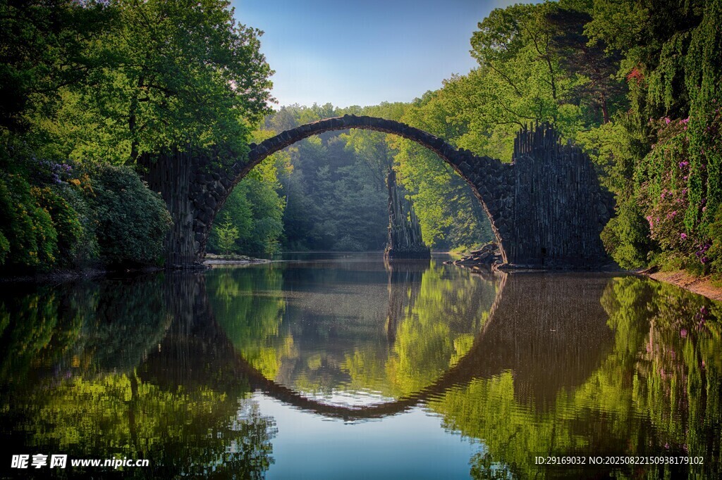 河畔古桥倒影风景如画