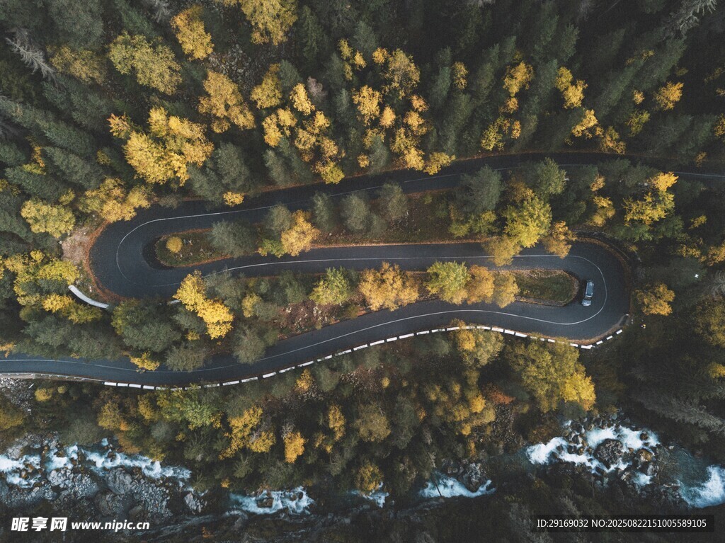 秋日蜿蜒公路俯瞰美景