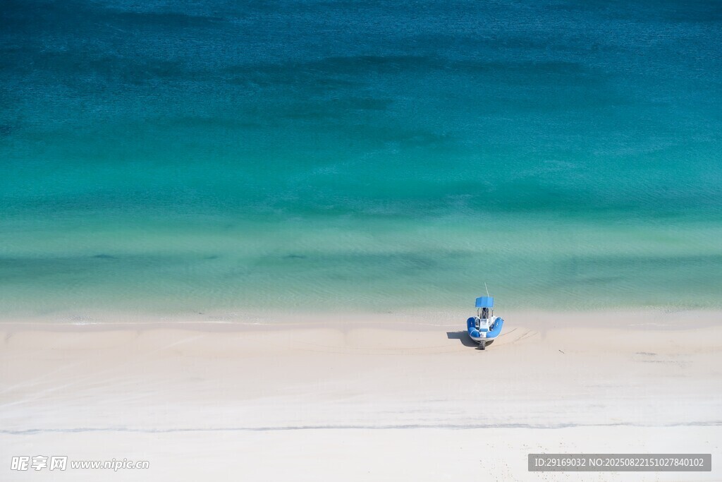 海滩上的单人滑翔场景