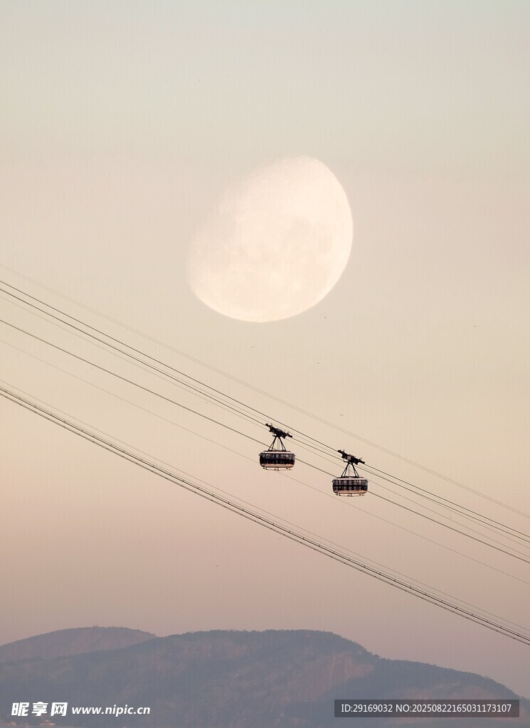月夜缆车悬于山峦之上
