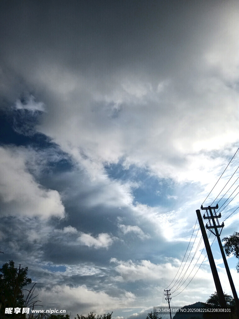 阴云下的电线杆与天空