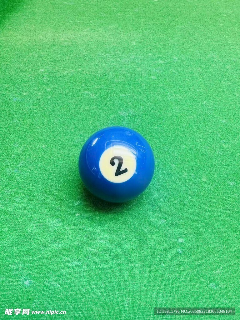 蓝色台球2号球特写