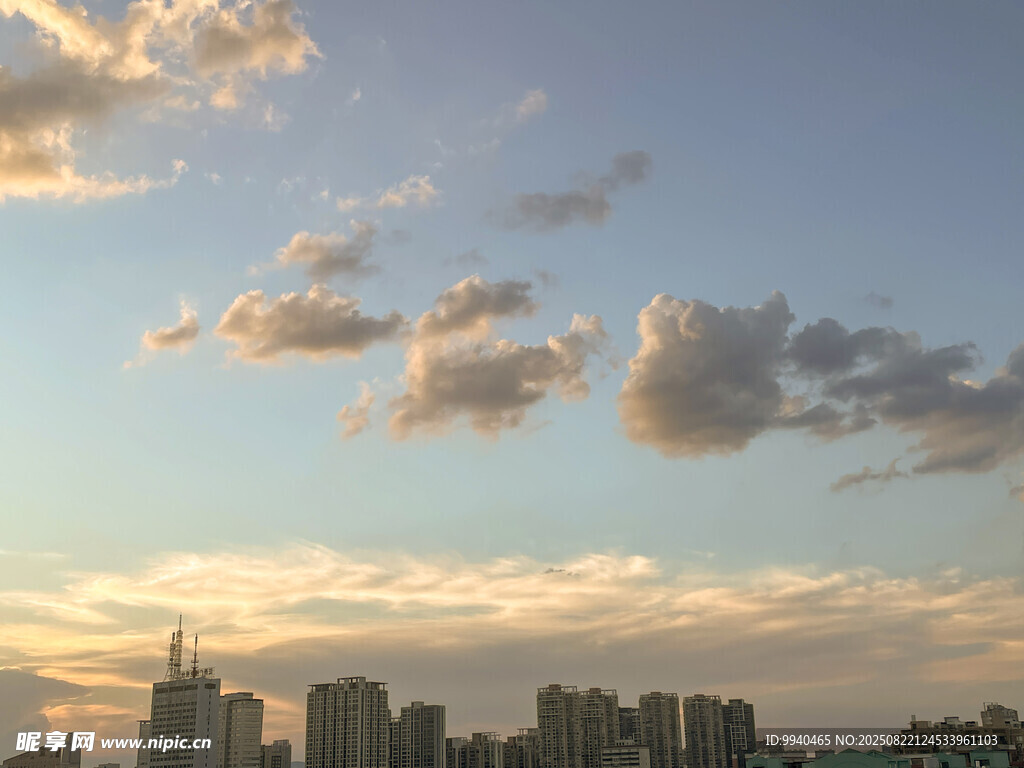 城市天际线与绚丽晚霞