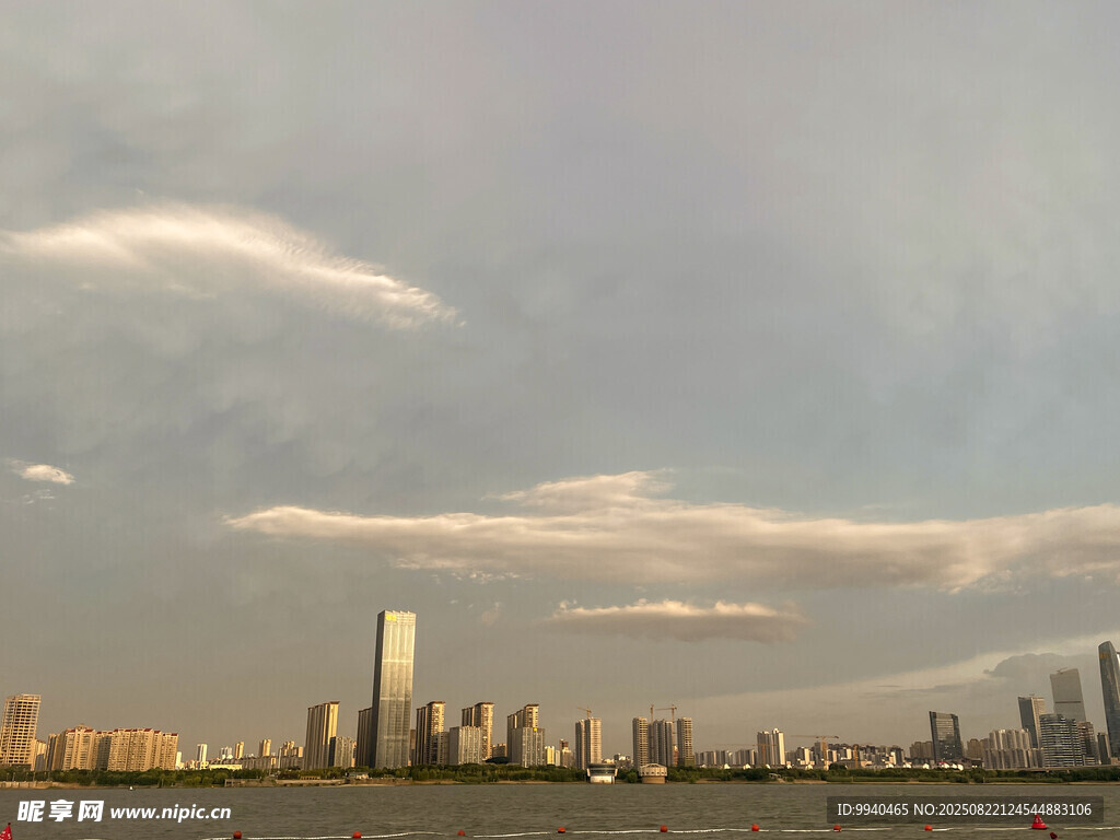 城市天际线与云端美景