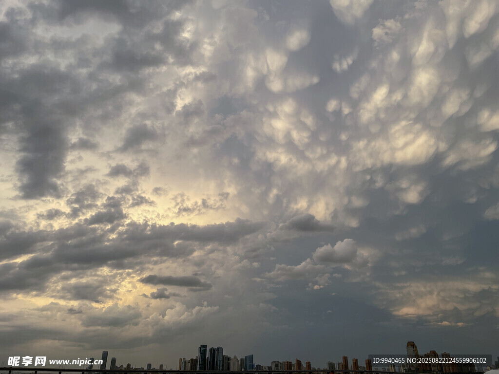 城市上空的壮丽云层景观