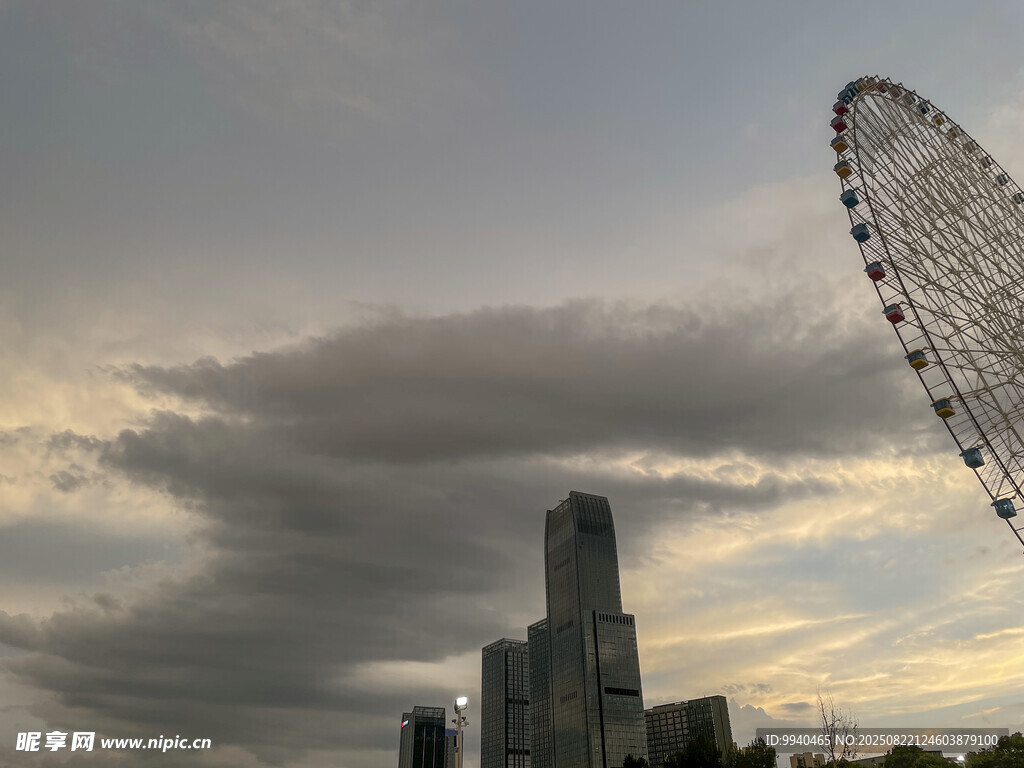 城市天际线与摩天轮景观