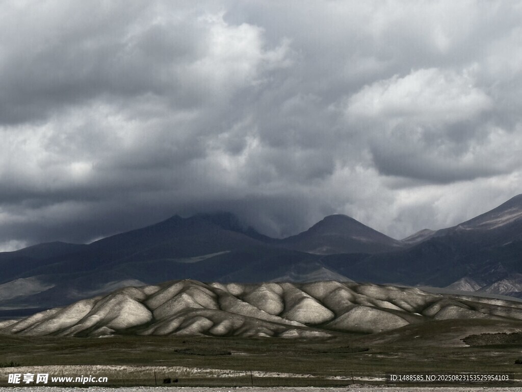 阴云下的广袤山地景观