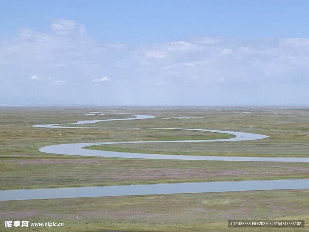 草原蜿蜒河流美景