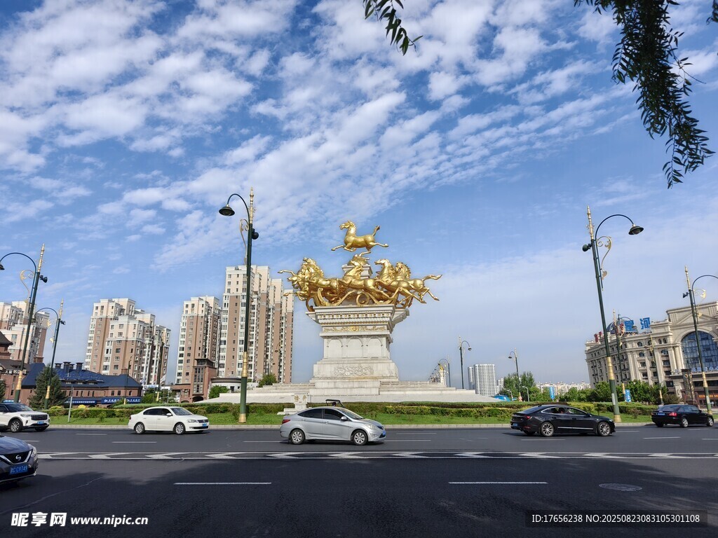 城市广场中的金色雕塑景观