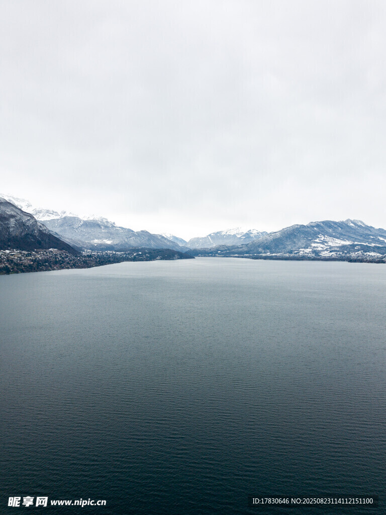 宁静山水湖景风光图
