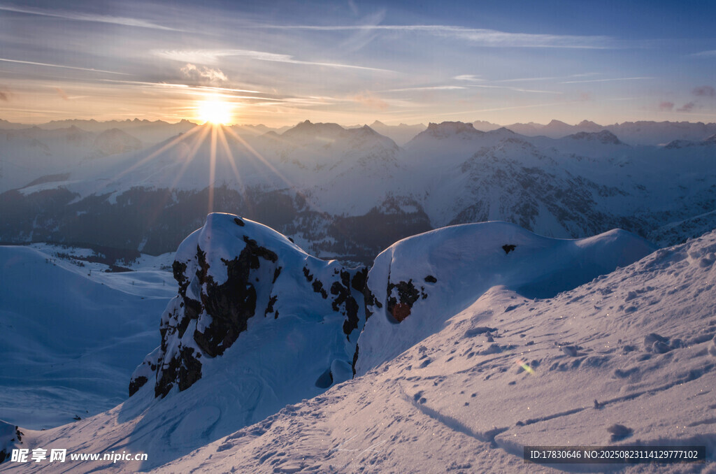 雪山日出壮丽美景