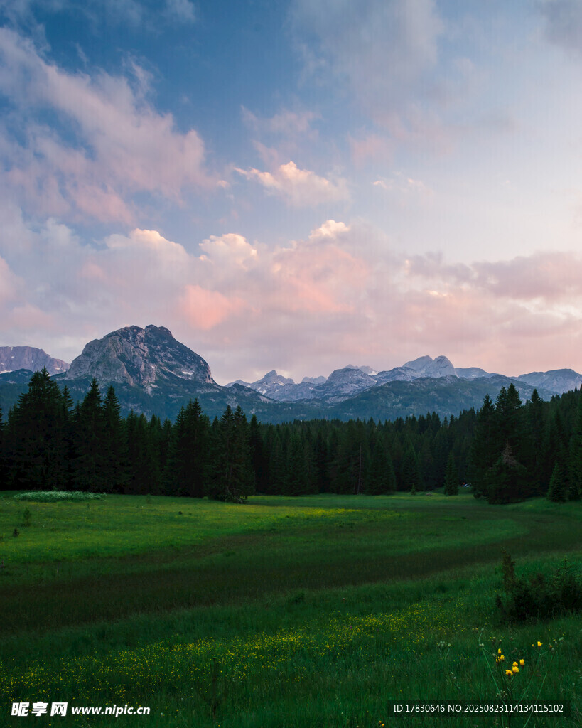 山间绿野黄昏美景
