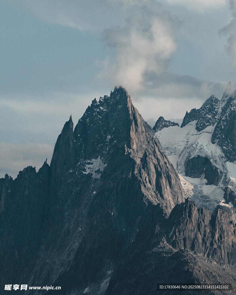 巍峨雪山壮丽山峰景观