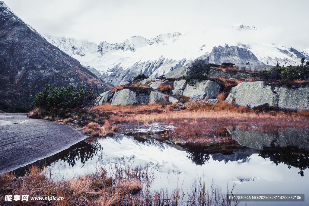 雪山下的静谧湖泊美景