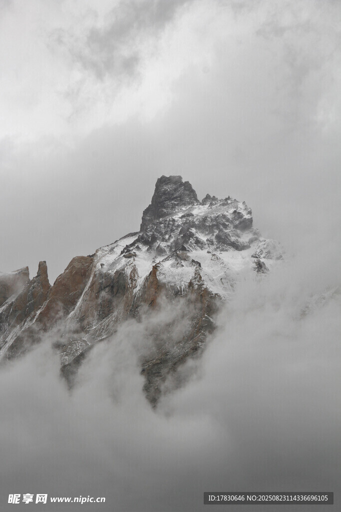 云雾缭绕中的巍峨雪山