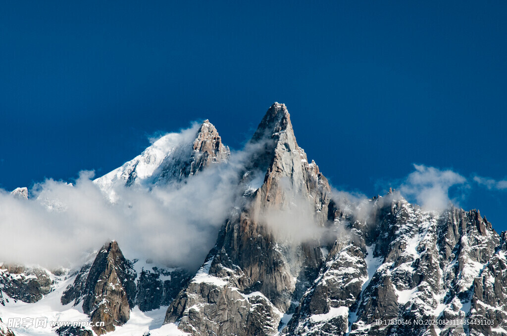 巍峨雪山云雾缭绕之景
