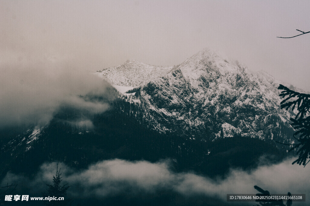 云雾缭绕的壮丽雪山