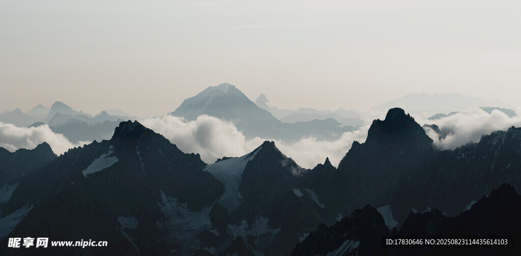 壮丽山峦云雾缭绕之景