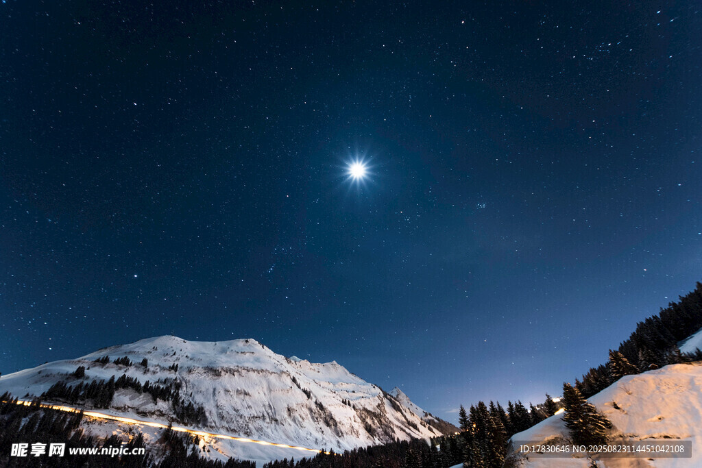 月夜下的雪山美景