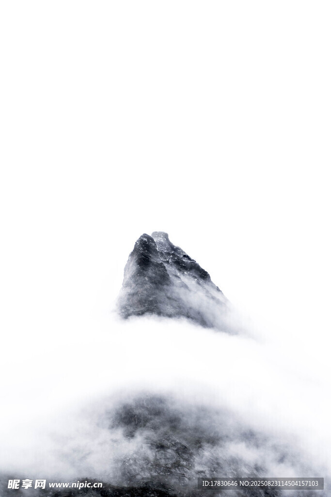 云雾缭绕中的巍峨山峰