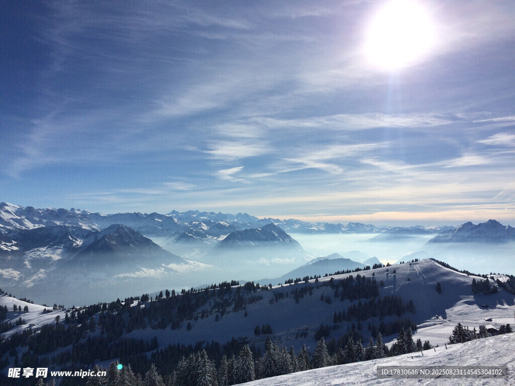 雪山日出美景