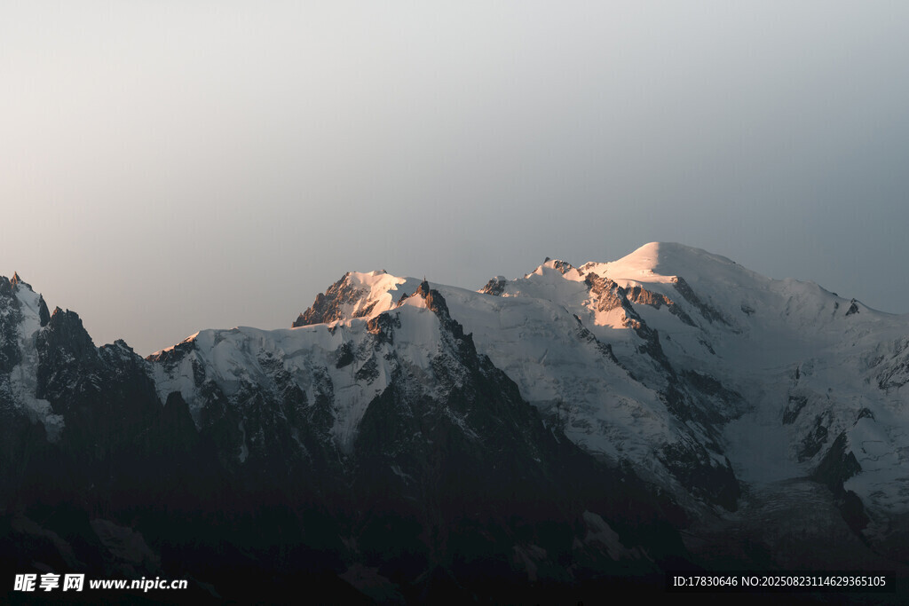 雪山夕照美景