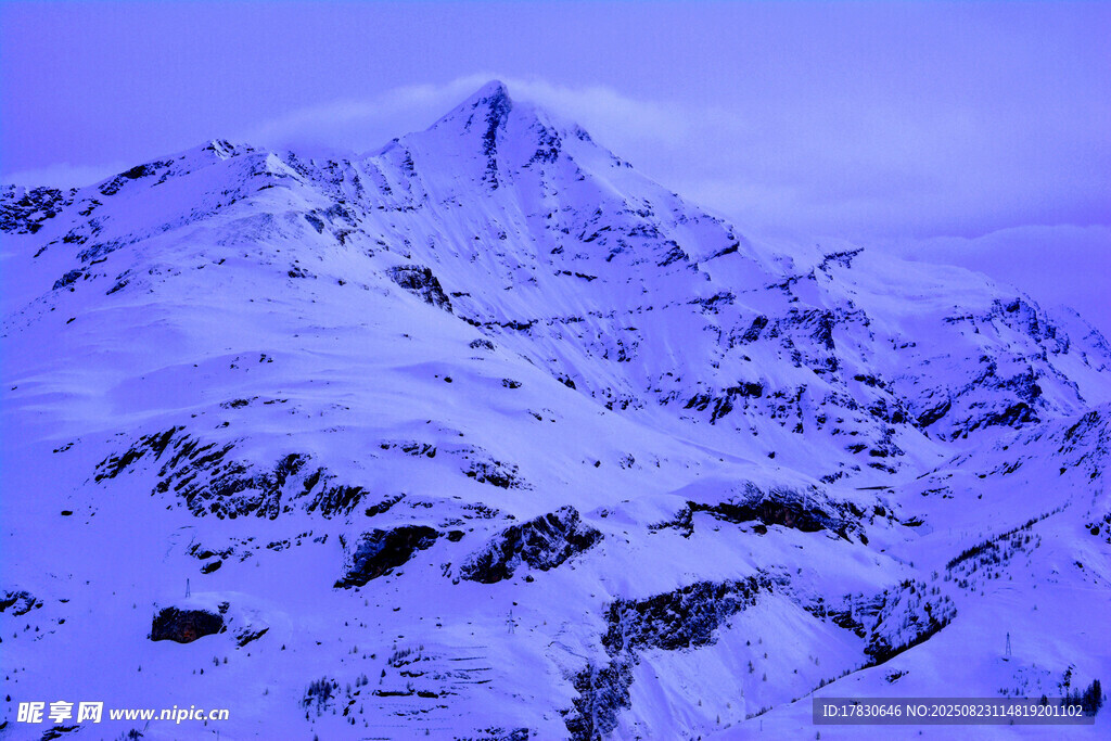 雪覆山峦壮丽景象