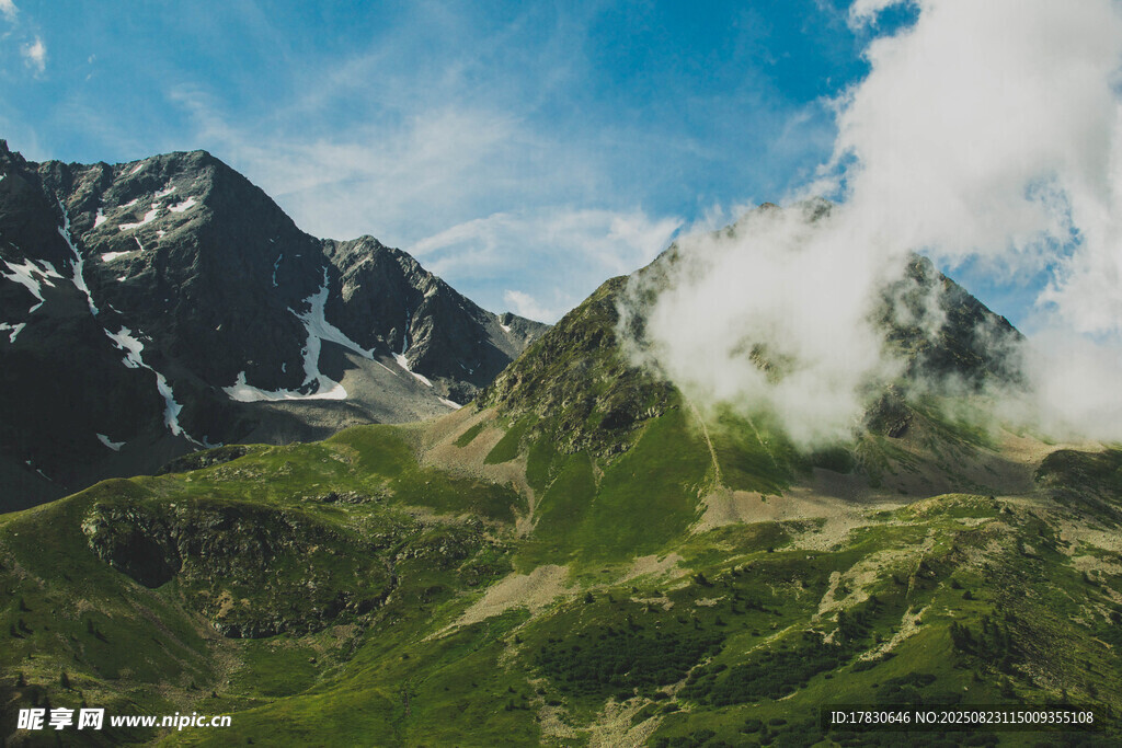 高山绿野间的云雾美景