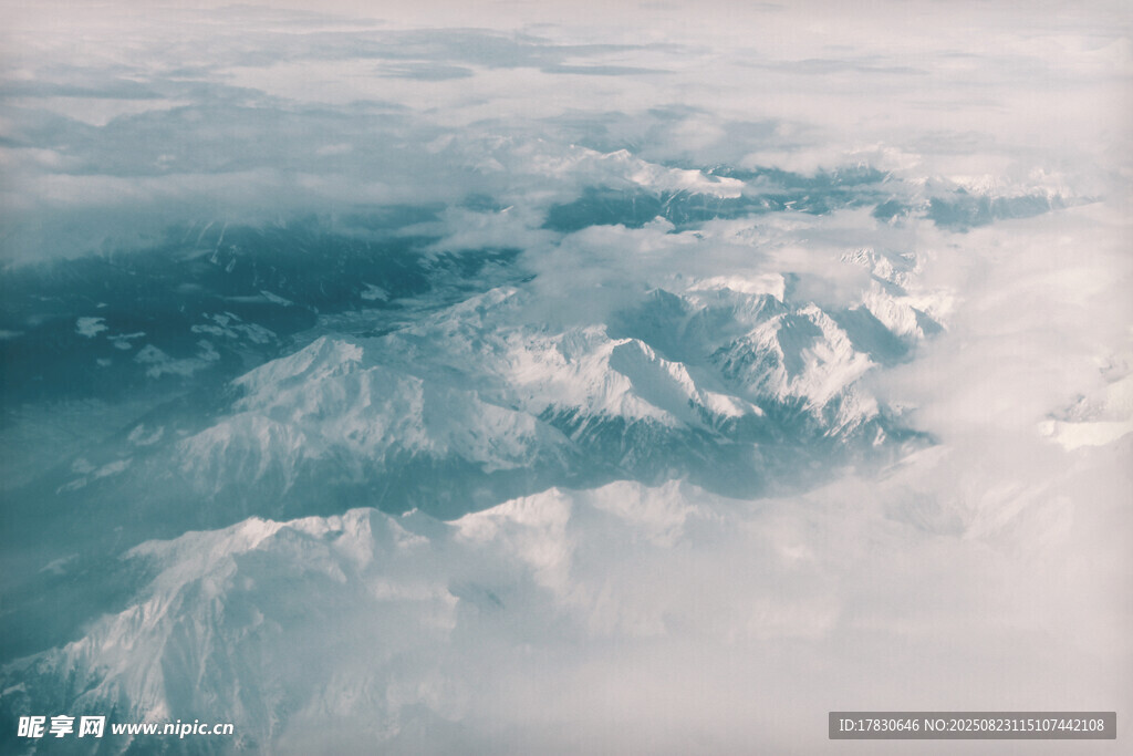 高空俯瞰壮丽雪山云海