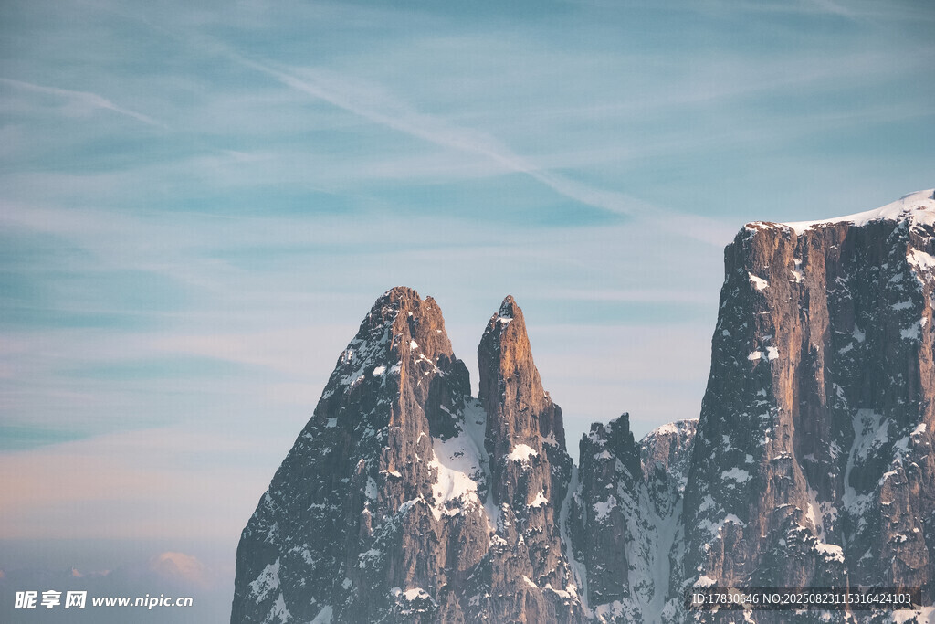 巍峨雪山奇峰
