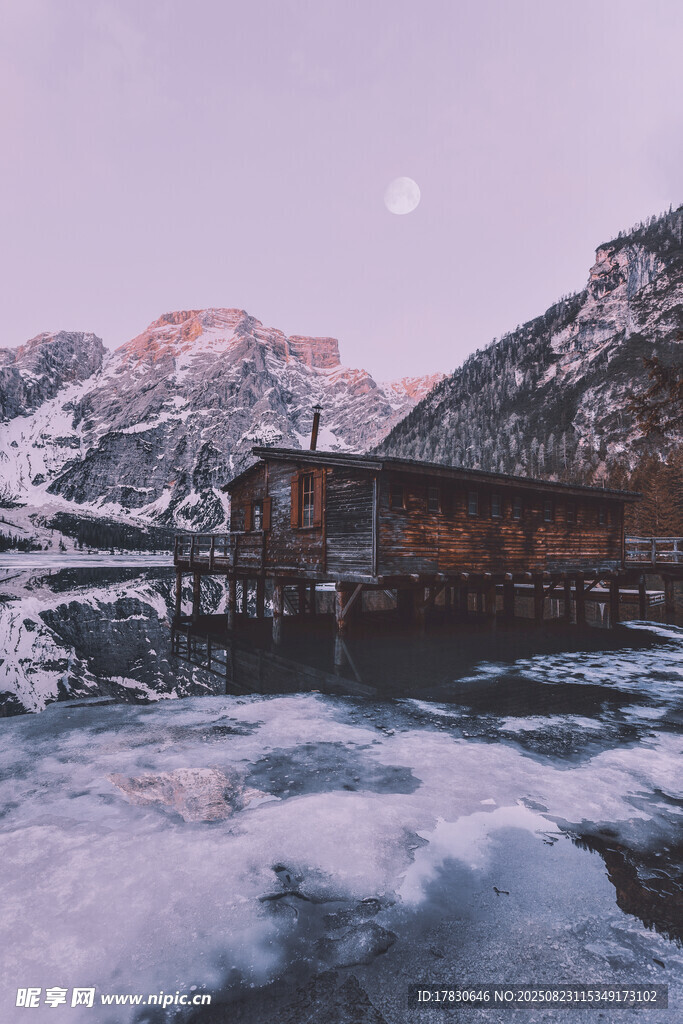 冬日山间冰封小屋美景