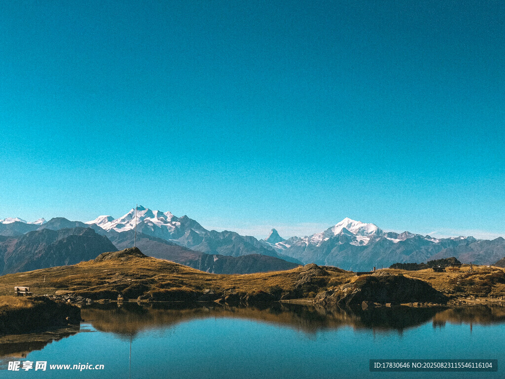 宁静湖光映雪山美景