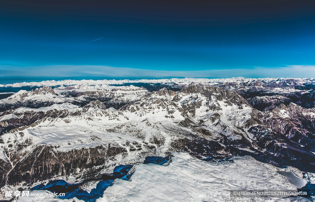 高空俯瞰冰雪覆盖的山脉