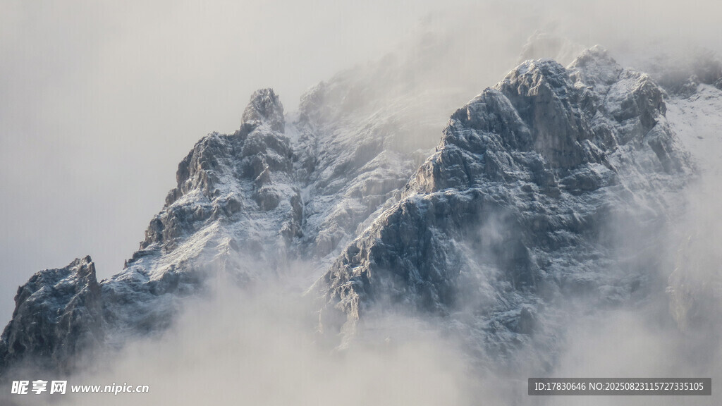 云雾缭绕的巍峨雪山
