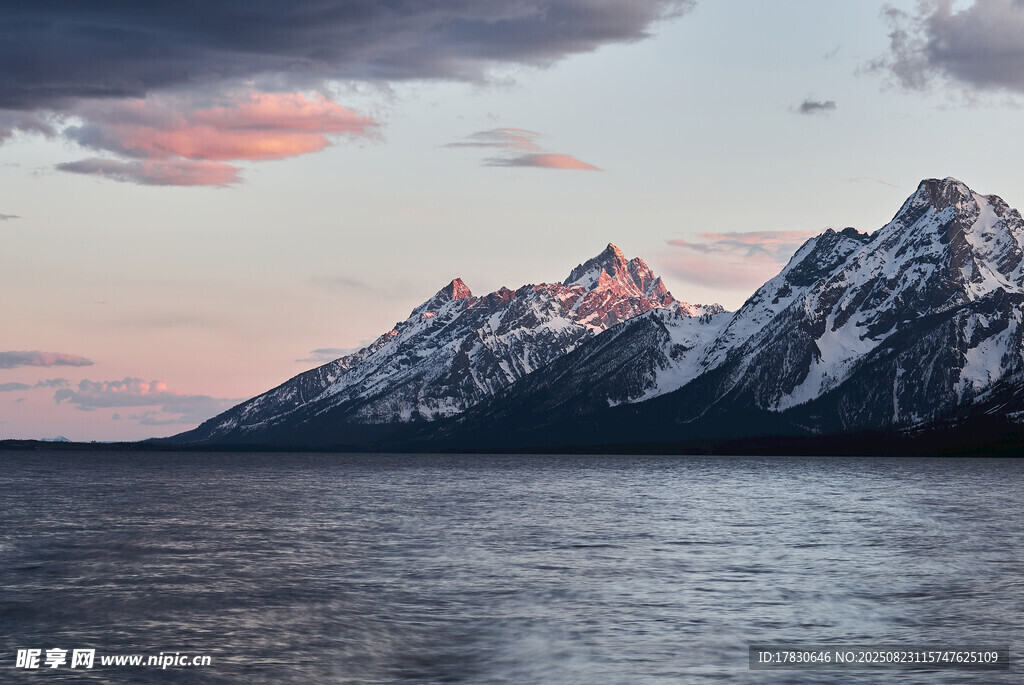 湖畔雪山壮丽日出景观