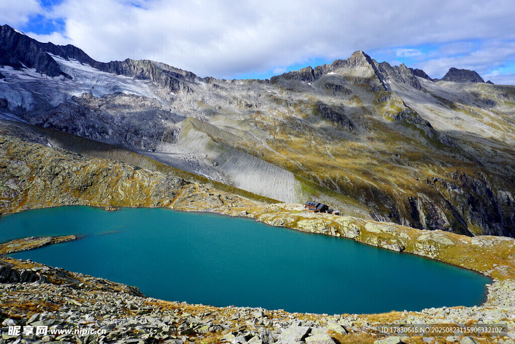 高山间的幽蓝静谧湖泊