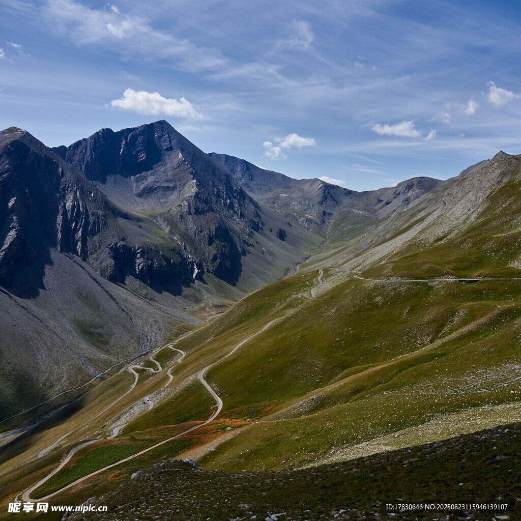 山间蜿蜒公路与壮丽山峦