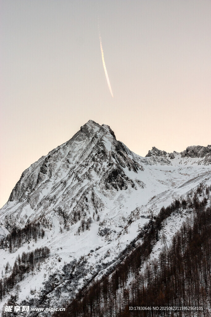 雪山天际的流星瞬间
