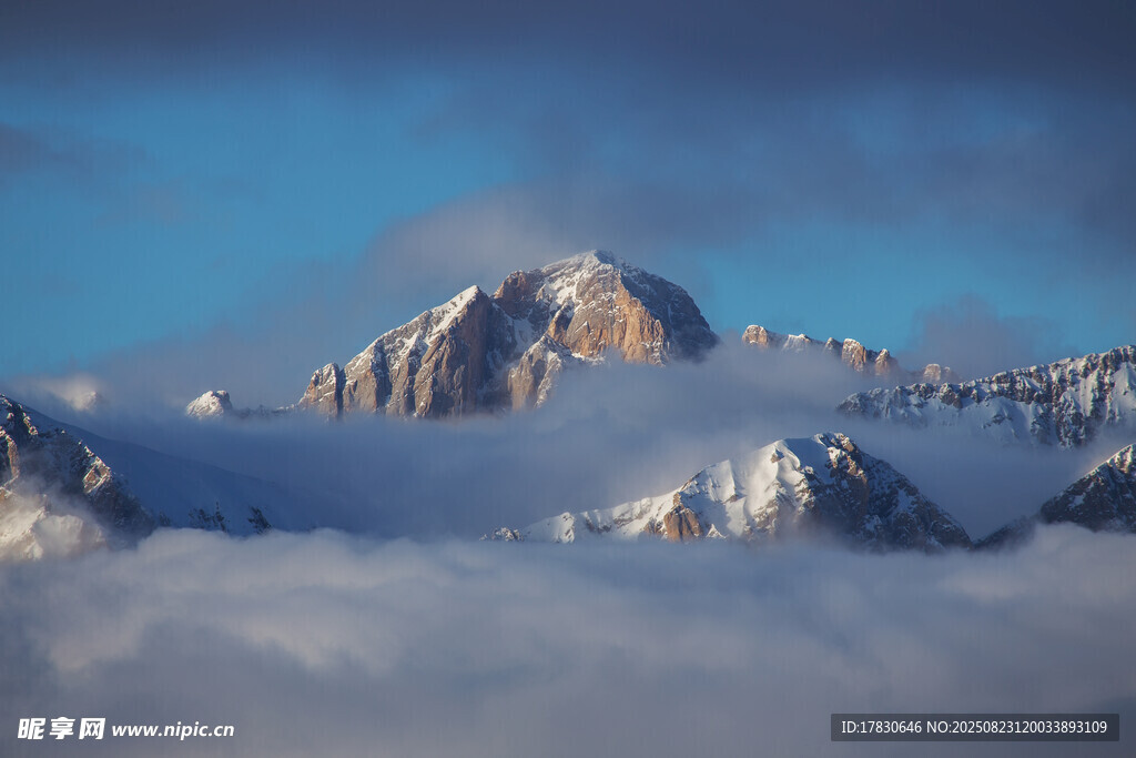 雪山云海间的壮丽景致