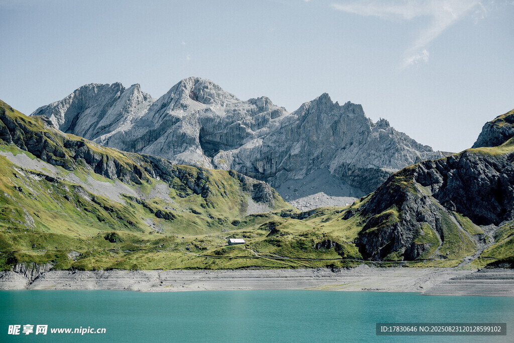 高山湖畔的壮美自然景观