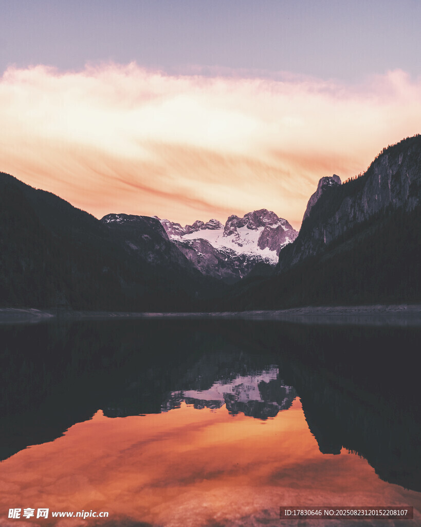 湖畔晚霞映山景