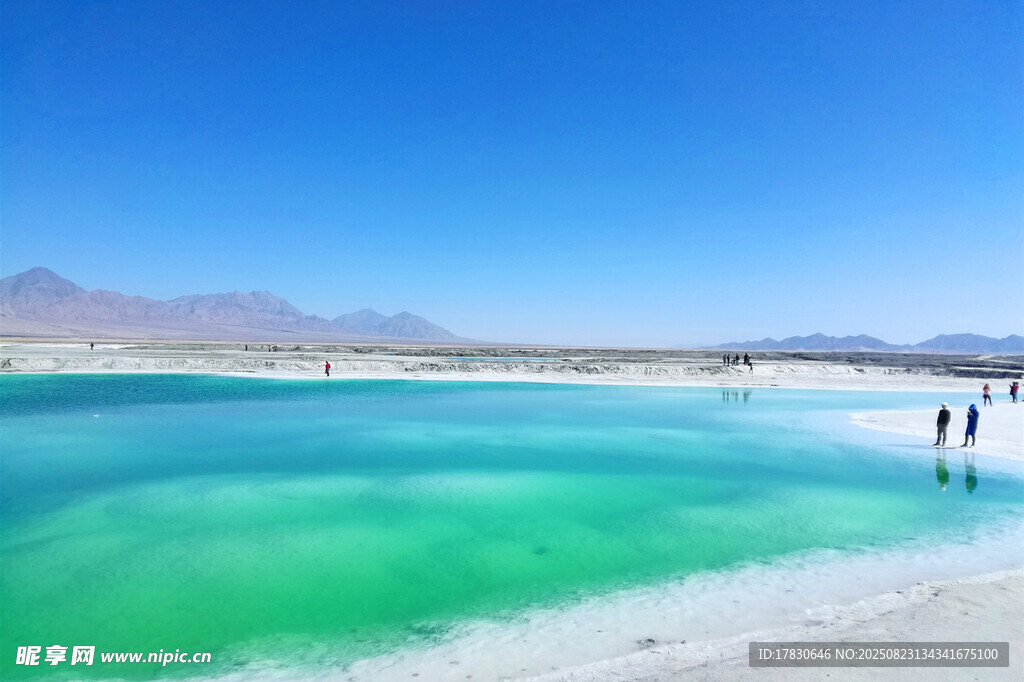 青海大柴旦翡翠湖景色