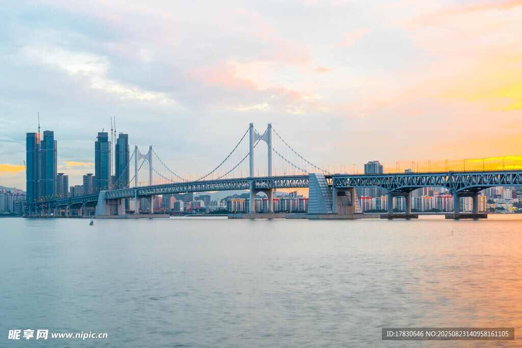 夕阳下的城市跨海大桥