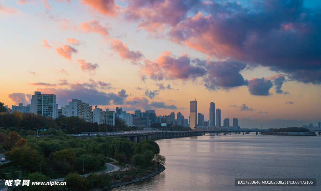 城市河畔绚丽晚霞景观
