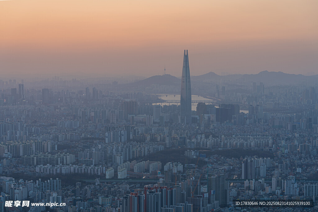 黄昏下的繁华都市景观