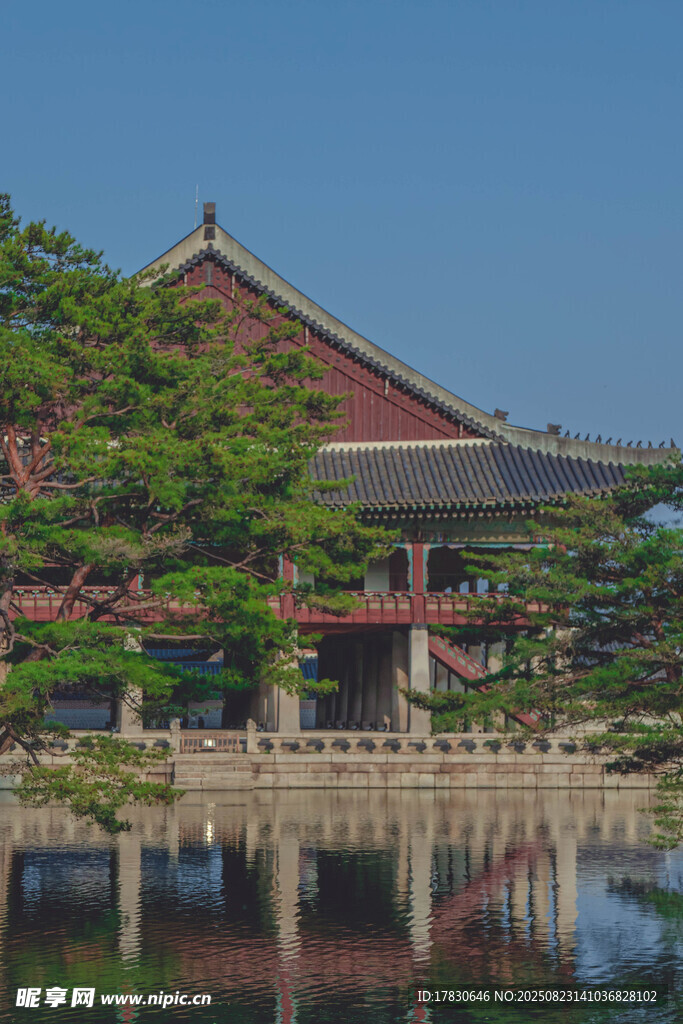 日式古建筑湖畔美景