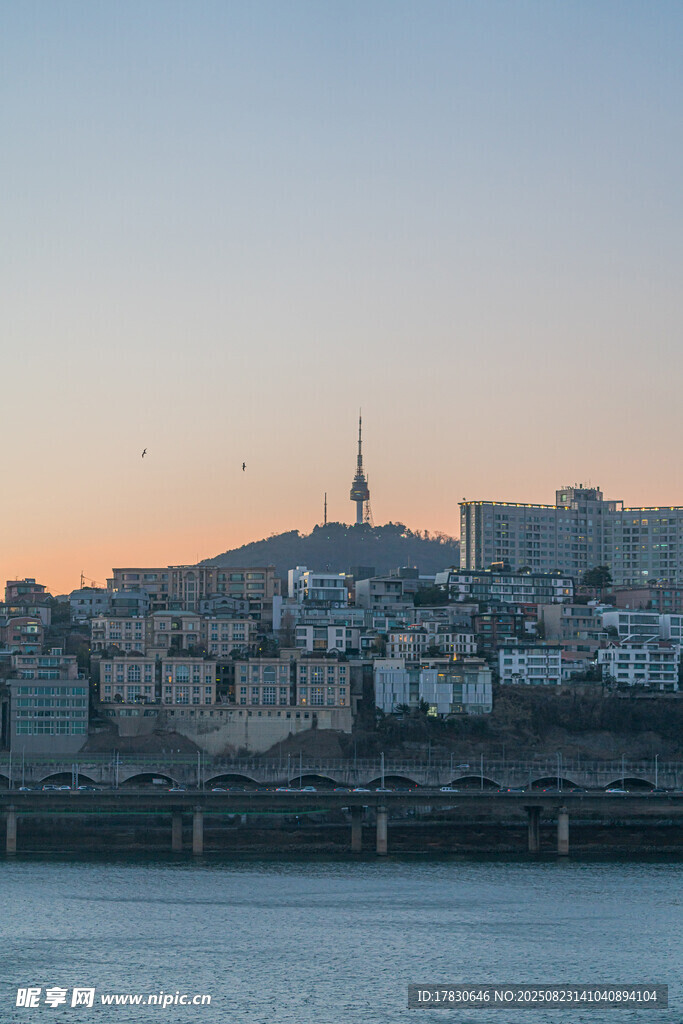 黄昏下的城市滨水景观